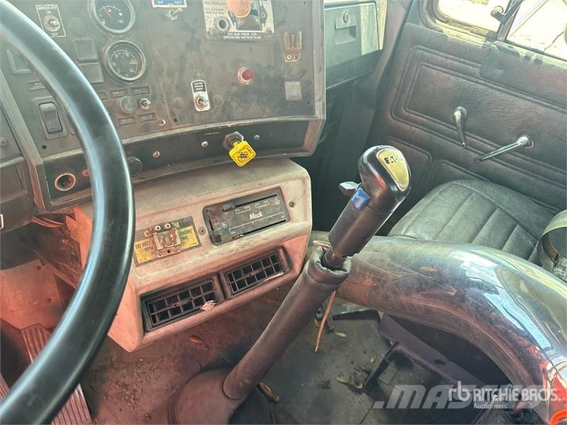 Mack RD688S Skip loader