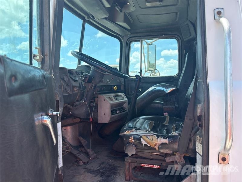 Mack RD688S Skip loader