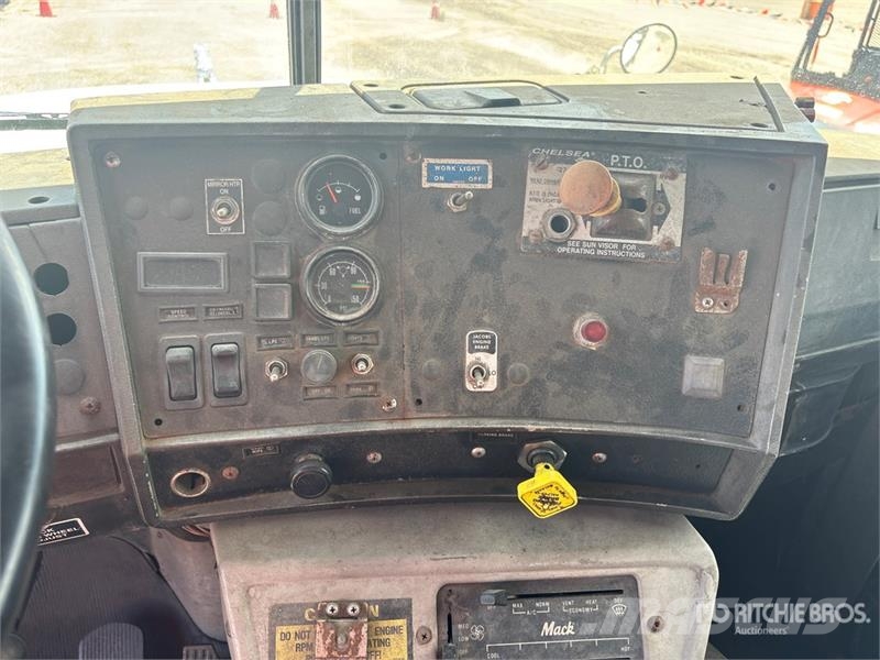 Mack RD688S Skip loader