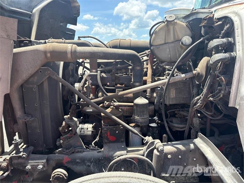 Mack RD688S Skip loader