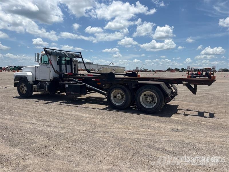 Mack RD688S Skip loader