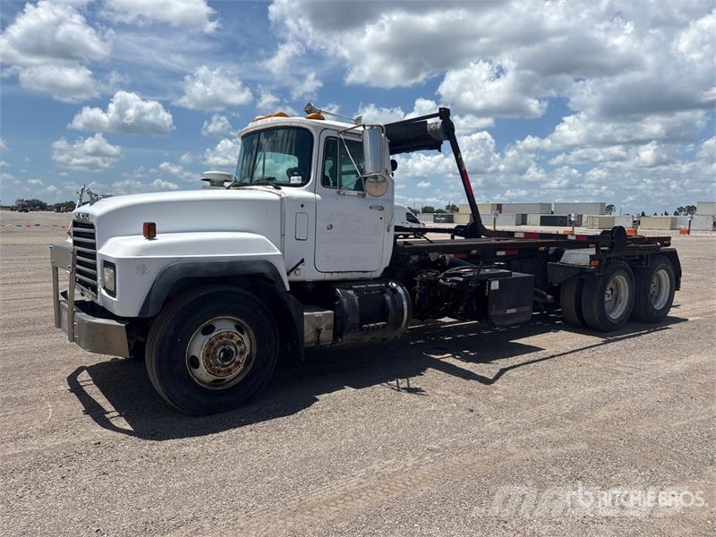 Mack RD688S Skip loader