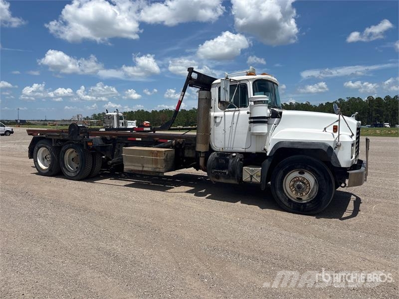 Mack RD688S Skip loader