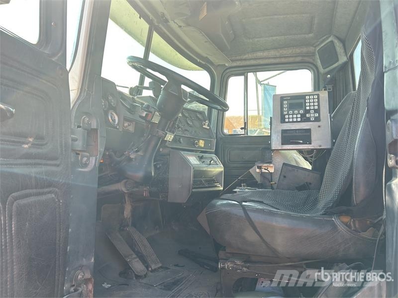 Mack RD688S 10x4 Volumetric Mixer Truck ミキサー車
