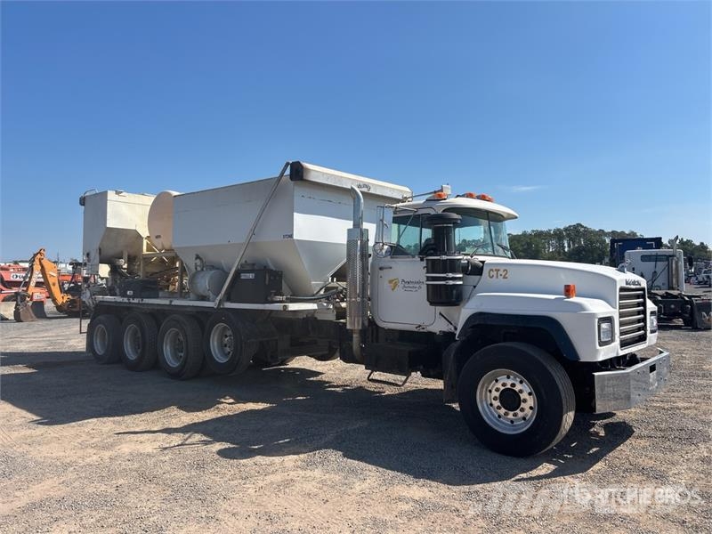 Mack RD688S 10x4 Volumetric Mixer Truck ミキサー車