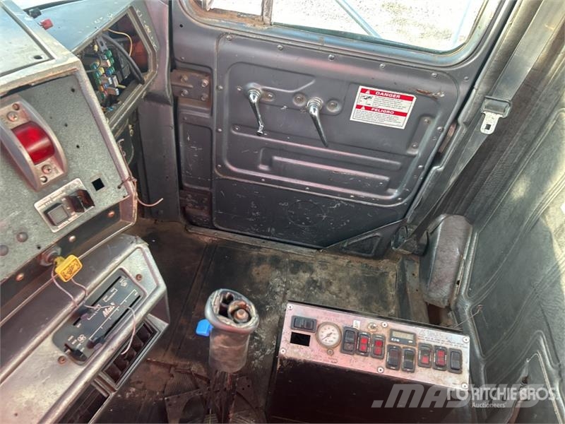 Mack RD690S 8x4 Mixer Truck Betonvedēji