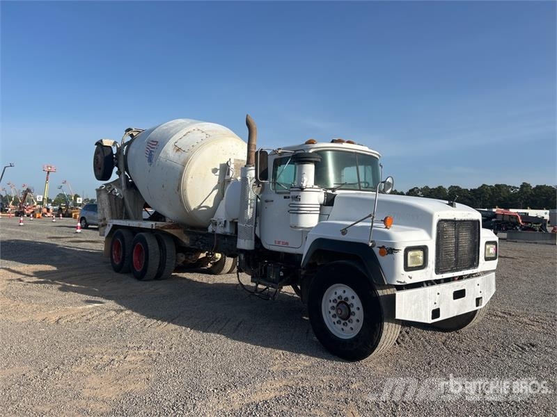 Mack RD690S 8x4 Mixer Truck Betonvedēji