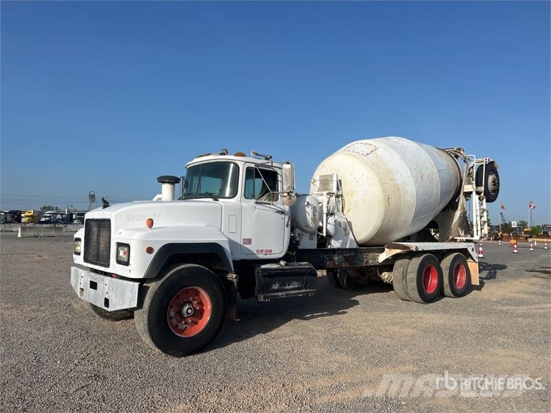 Mack RD690S 8x4 Mixer Truck Betonvedēji