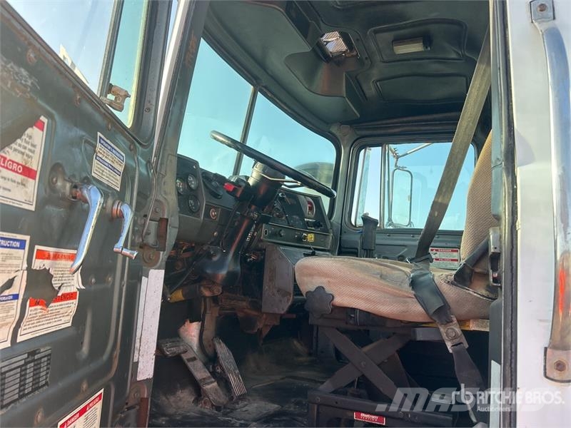 Mack RD690S 8x4 Mixer Truck Betonvedēji