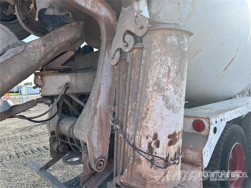 Mack RD690S 8x4 Mixer Truck Betonvedēji