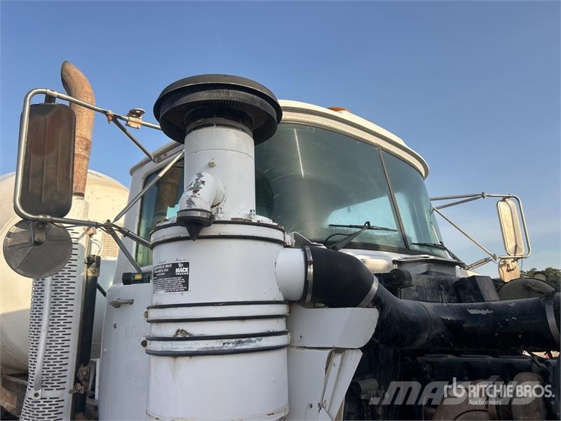 Mack RD690S 8x4 Mixer Truck Betonvedēji
