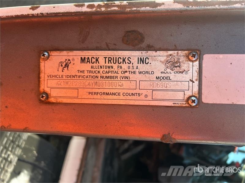 Mack RD690S 8x4 Mixer Truck Betonvedēji