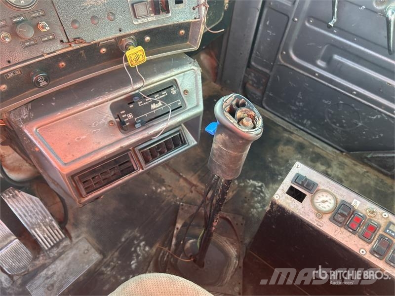 Mack RD690S 8x4 Mixer Truck Betonvedēji