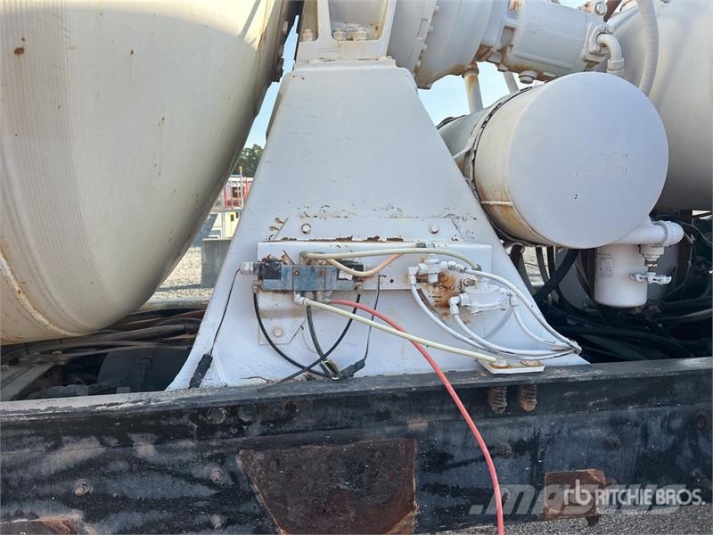 Mack RD690S 8x4 Mixer Truck Betonvedēji