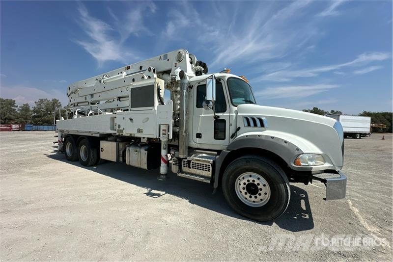Mack SY38 on Mack GR64B 6x4 Concrete Pump Truck 混凝土搅拌车