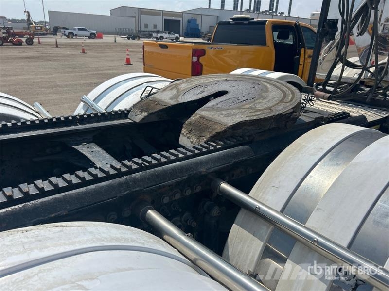 Mack TD713 Autotractoare