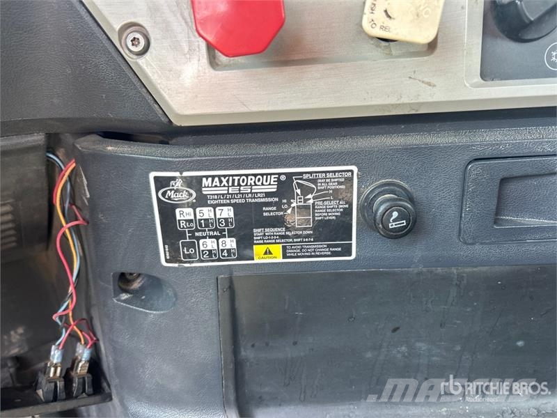 Mack TD713 Autotractoare