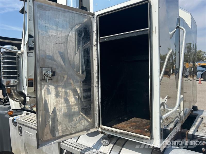 Mack TD713 Autotractoare