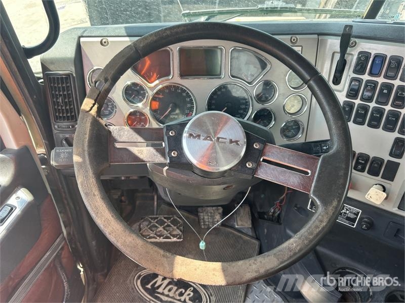 Mack TD713 Autotractoare