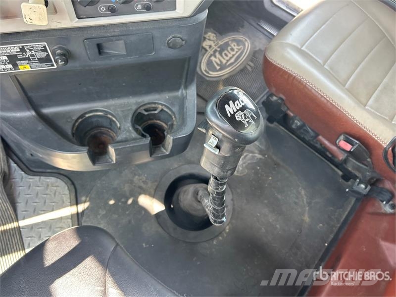 Mack TD713 Autotractoare