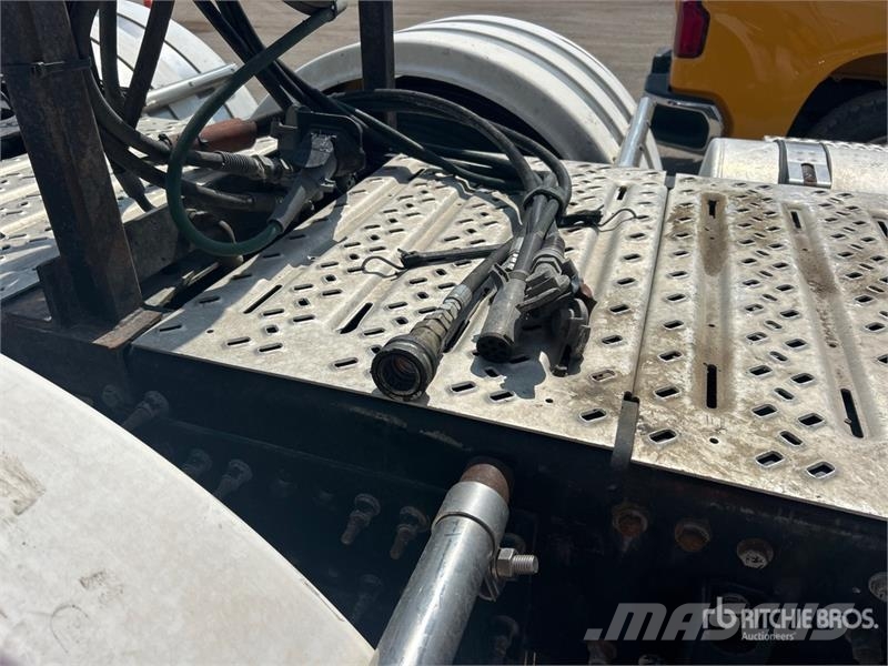 Mack TD713 Autotractoare