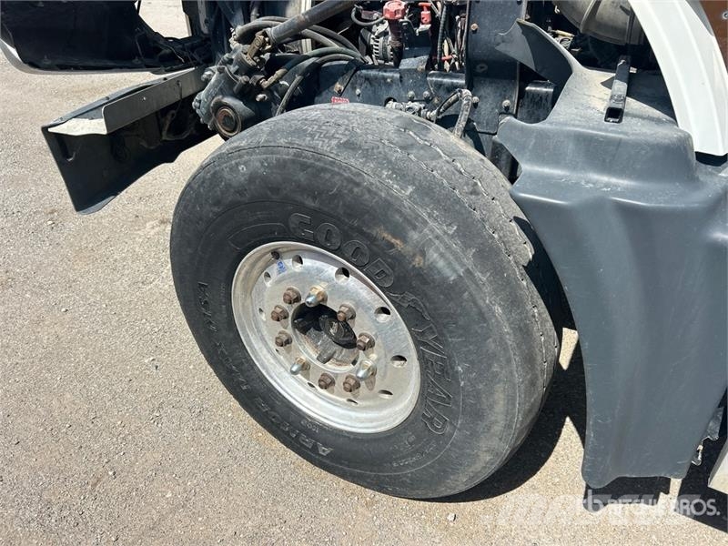 Mack TD713 Autotractoare