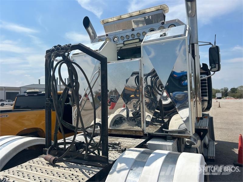 Mack TD713 Autotractoare