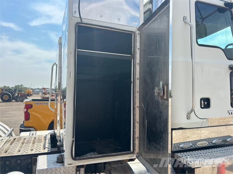 Mack TD713 Autotractoare