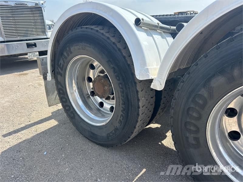 Mack TD713 Autotractoare