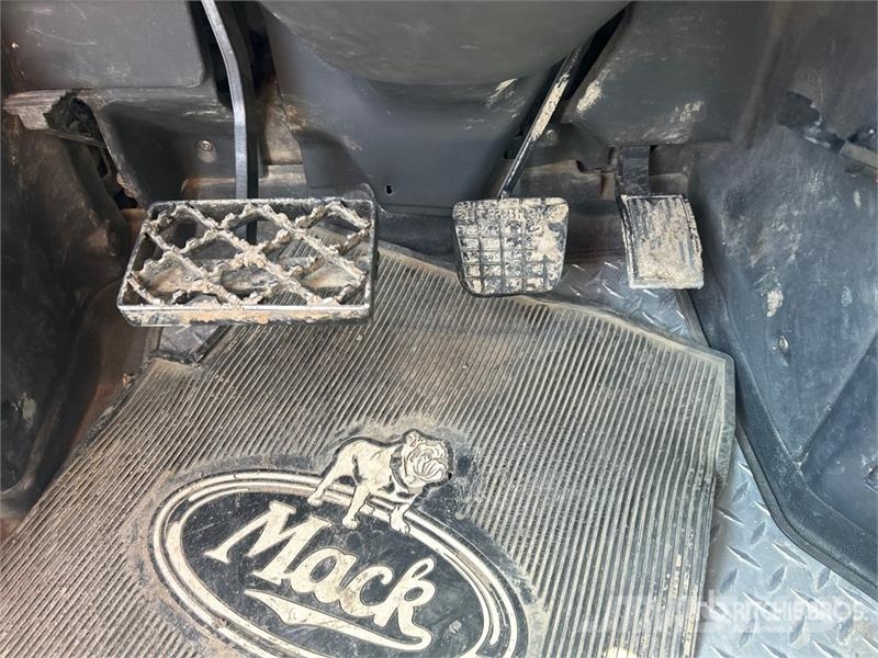 Mack TD713 Autotractoare