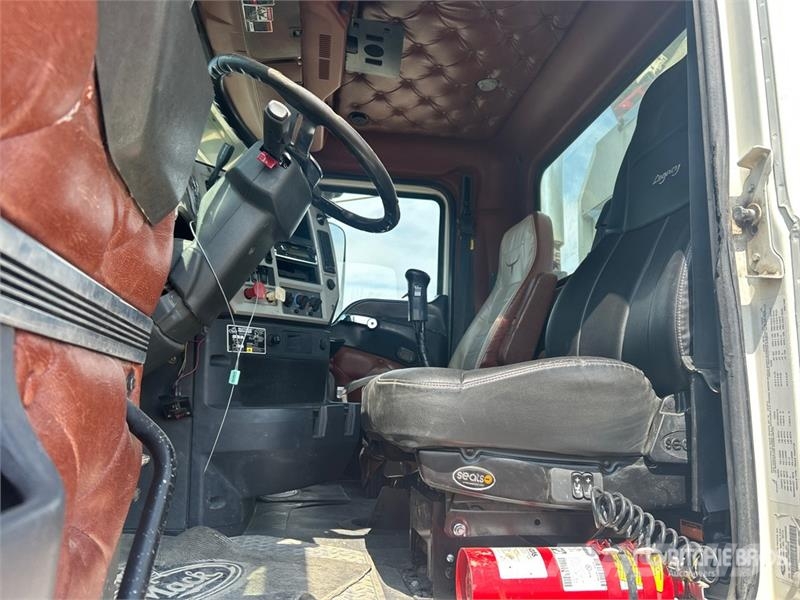 Mack TD713 Autotractoare