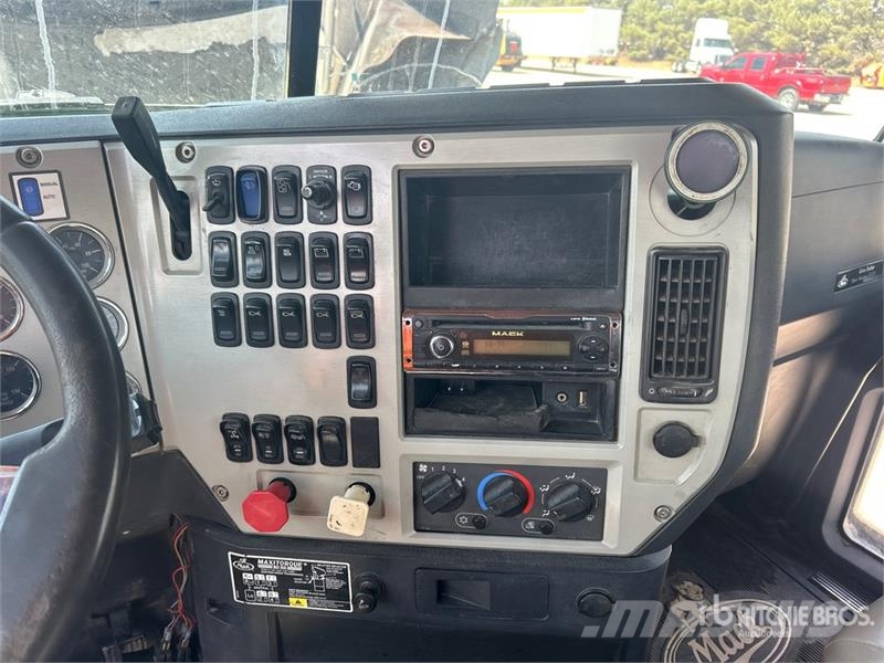 Mack TD713 Autotractoare