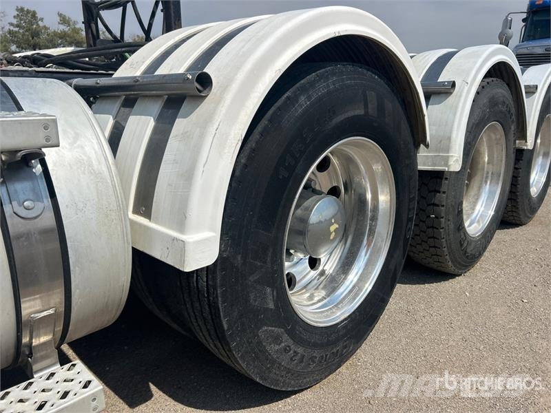Mack TD713 Autotractoare