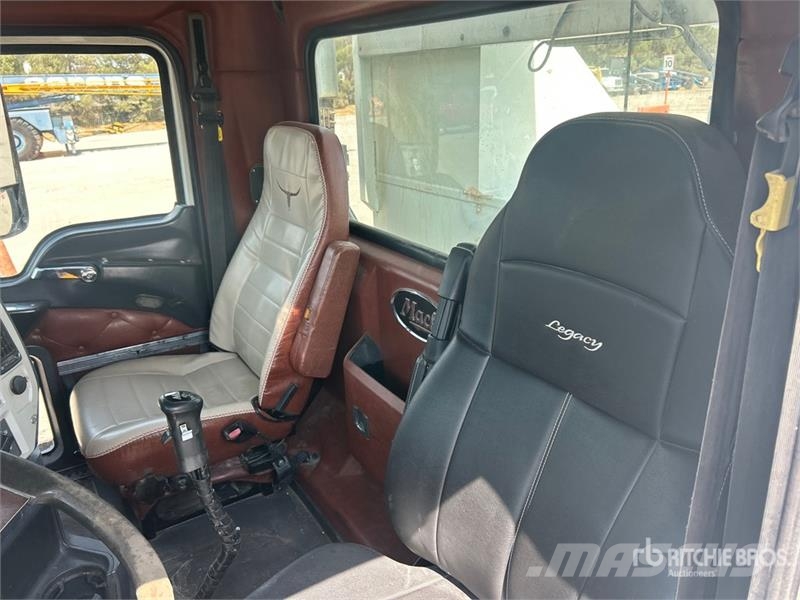 Mack TD713 Autotractoare