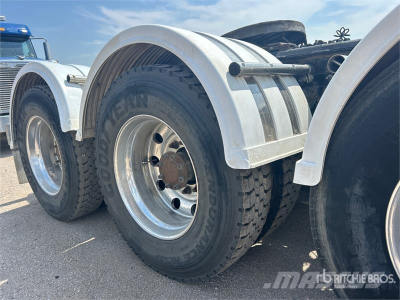 Mack TD713 Autotractoare