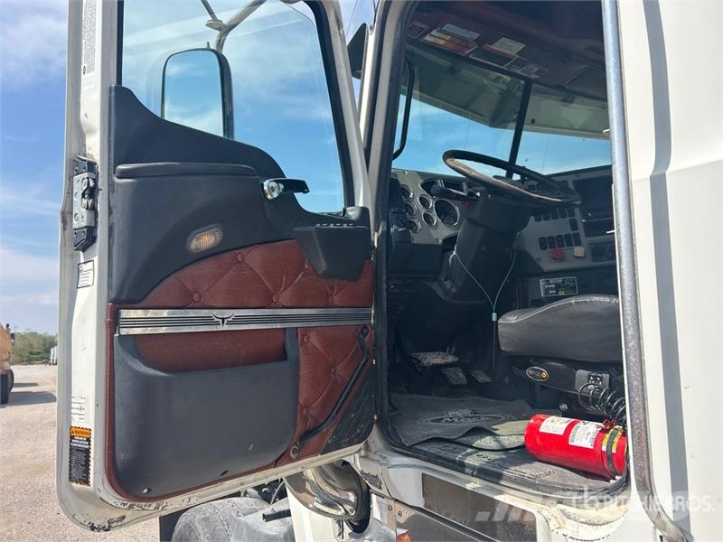 Mack TD713 Autotractoare
