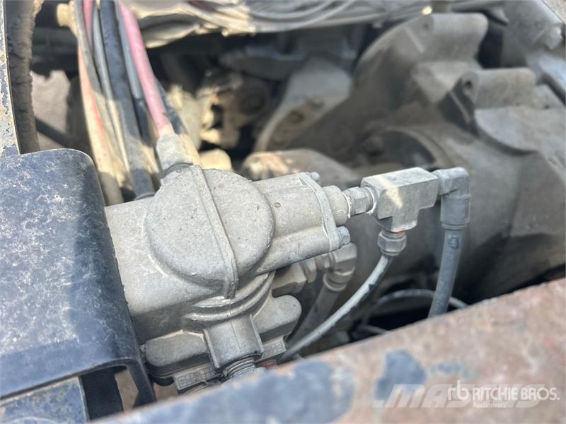 Mack TD713 Autotractoare