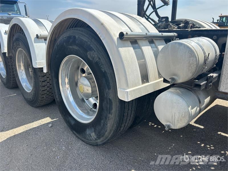 Mack TD713 Autotractoare