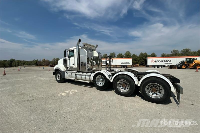 Mack TD713 Autotractoare