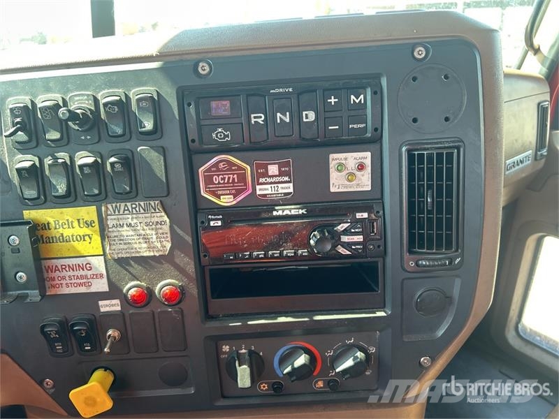 Mack XS166L Knuckle Boom on Mack GU813 6x4 Boom Truck Tovornjaki z žerjavom