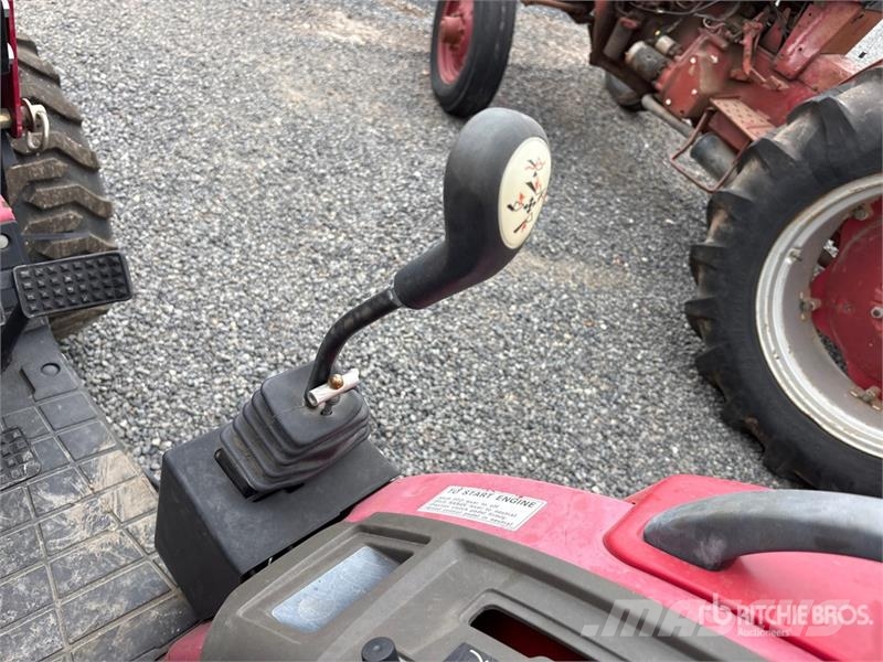Mahindra 1626H 4WD Utility Tractor Manji traktori