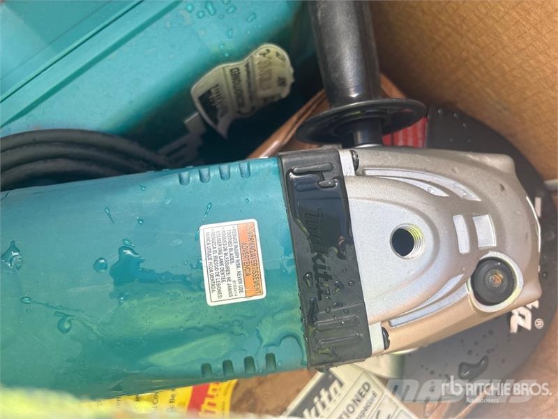 Makita 20 Piece Air Nail Gun & 18 volt Cordless Tool Set Other components