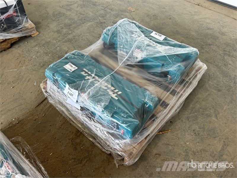 Makita of (2) Makita HM1307CB 35 lb Demolition Hammer Outros componentes