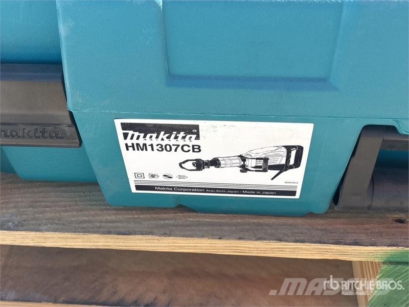 Makita of (2) Makita HM1307CB 35 lb Demolition Breaker 끌 달린 쟁기