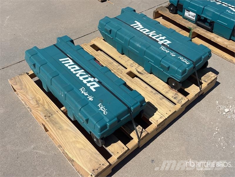Makita of (2) Makita HM1307CB 35 lb Demolition Breaker 끌 달린 쟁기