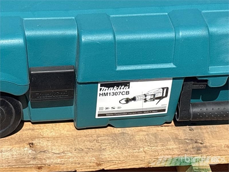 Makita of (2) Makita HM1307CB 35 lb Demolition Breaker 끌 달린 쟁기