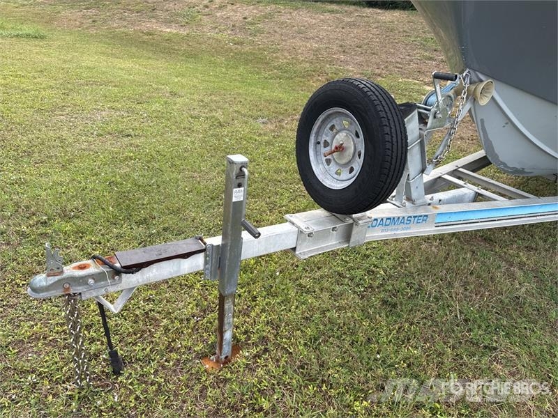Mako 23 ft Center Console w/ Trailer Other components