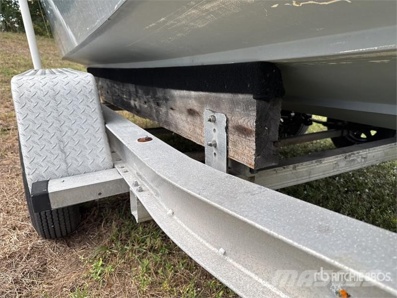 Mako 23 ft Center Console w/ Trailer Other components