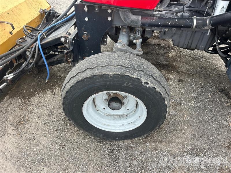 Massey Ferguson 4607M Broom Tractor Veegmachines voor binnen