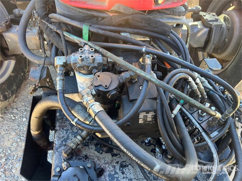 Massey Ferguson 5470 Dyna 4 4WD Tractor الجرارات